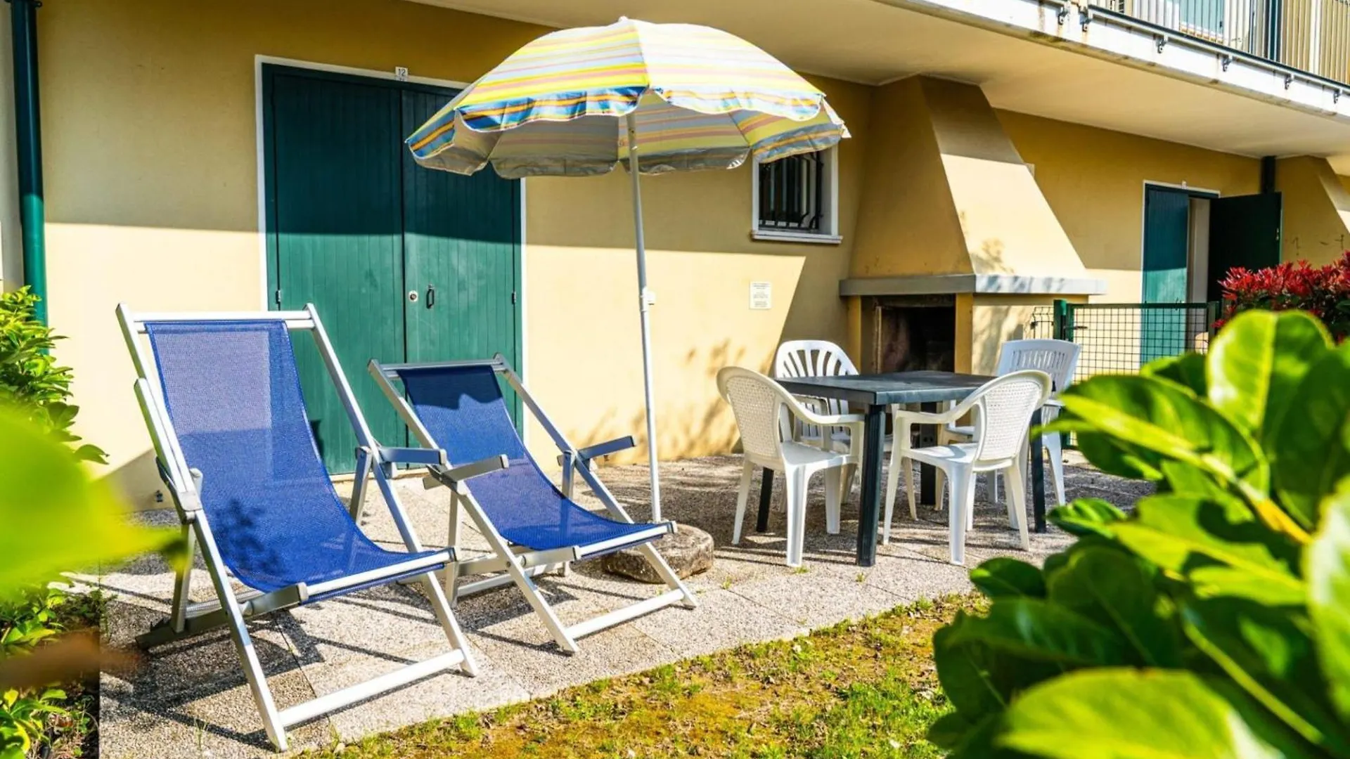 Renovated Villa By The Sea With Private Garden 比比翁